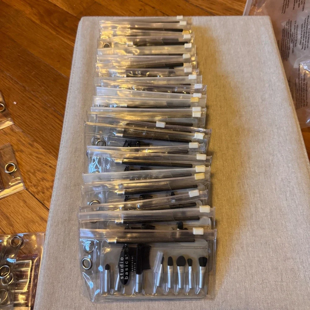 $3 BUNDLE ITEM NWT Studio Basics Eye Set 8 Piece Makeup Brush Travel Kit